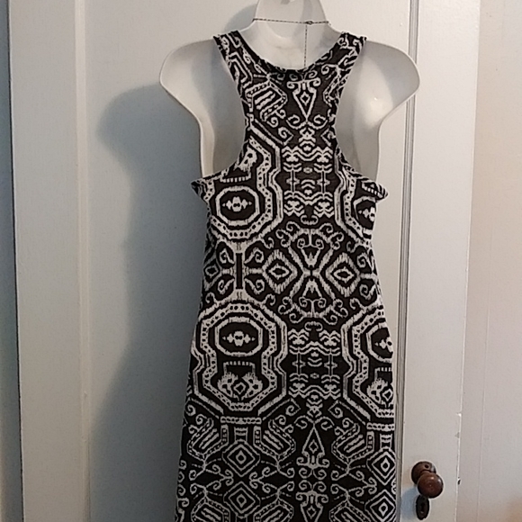 Mandees black/white abstract print maxi dress. Size small. - Picture 3 of 3